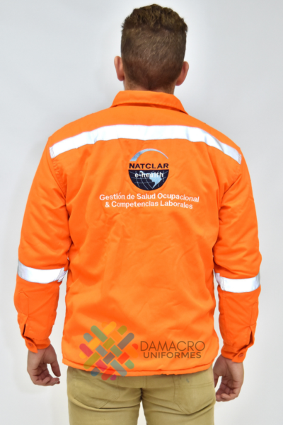 Descubre la durabilidad del Camisaco en Drill Nuevo Mundo 384. Confección en 100% algodón, micropolar interno, detalles premium y logotipo bordado. ¡Compra calidad ahora!